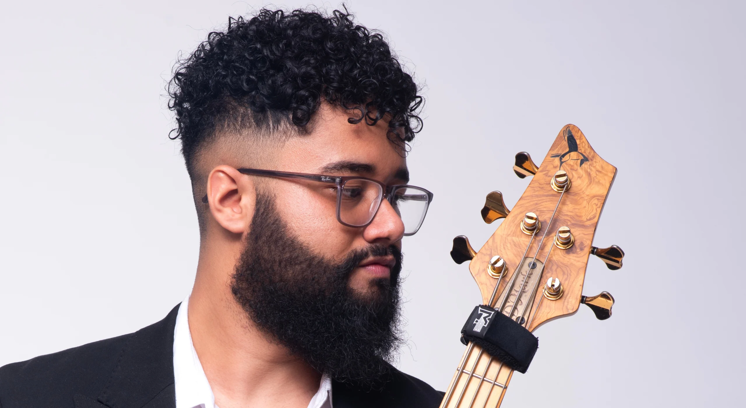 Joab tocando contrabaixo